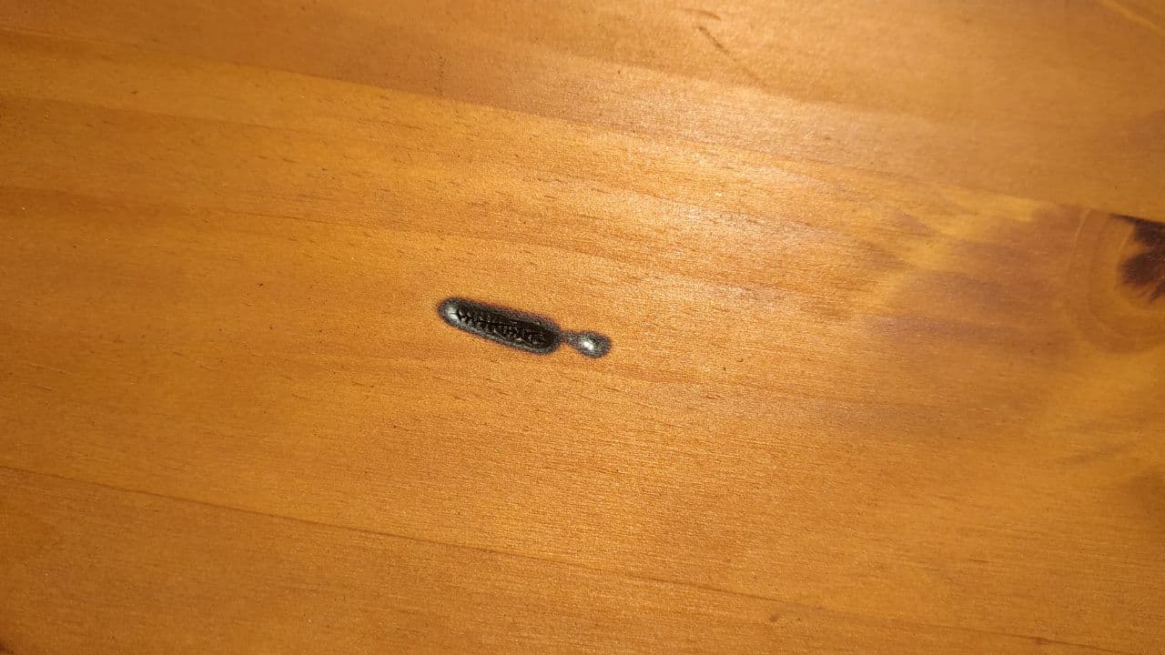 Detalhe do chamuscado em estado avançado na mesa.